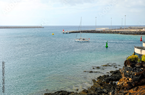 Velero en la Marina del puerto de Naos en Arrecife Lanzarote. Puerto deportivo de Arrecife en Lanzarote  Islas Canarias  Espa  a. 