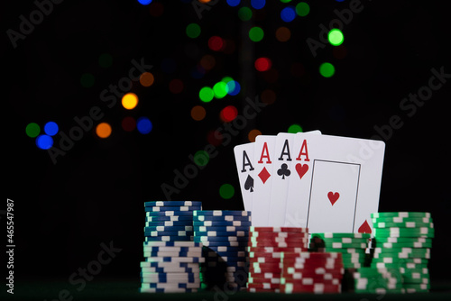 Poker Karten und Chips mit Bokeh Hintergrund, Spitzlichter 