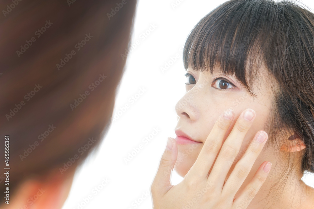 スキンケアをする若い女性 スキンケアをする若い女性