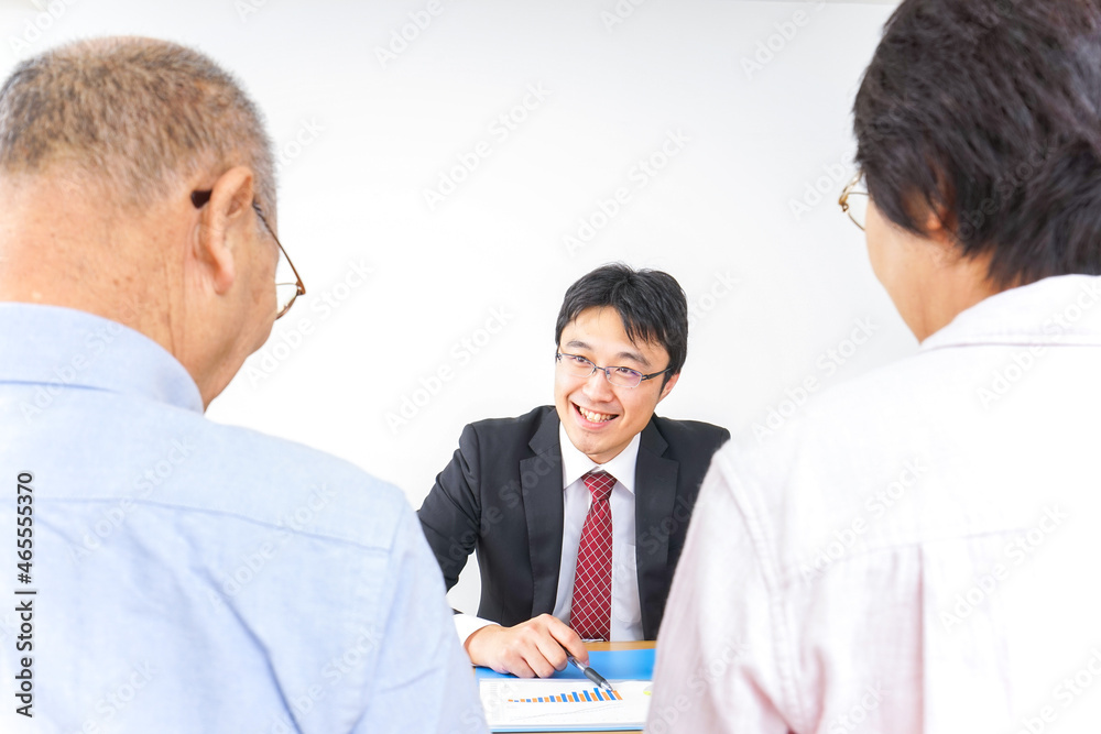 高齢者夫婦と営業マン 高齢者夫婦と営業マン