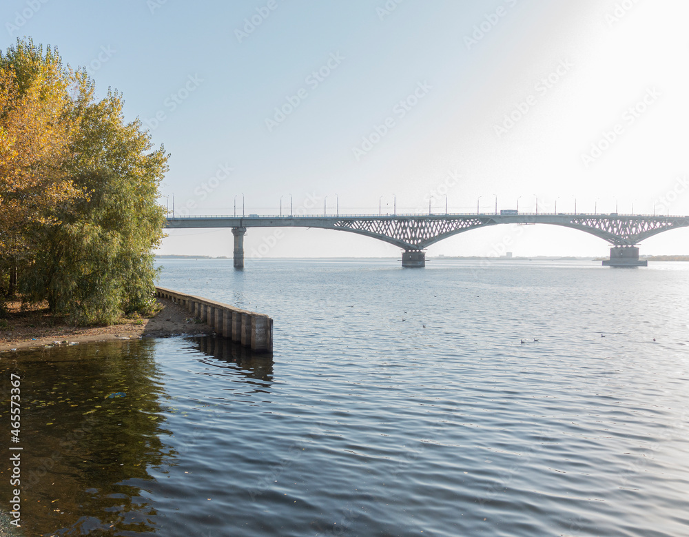 Obraz premium Bridge over the Volga in Saratov