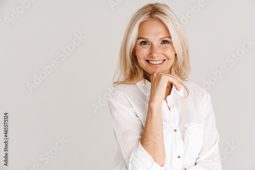 Fotografia Mature blonde woman wearing shirt smiling and looking at camera