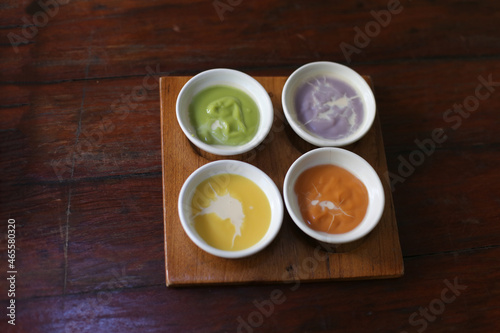 4 types of bread dipping sauces: taro sauce, Thai tea sauce, pandan sauce and sweetened condensed milk.