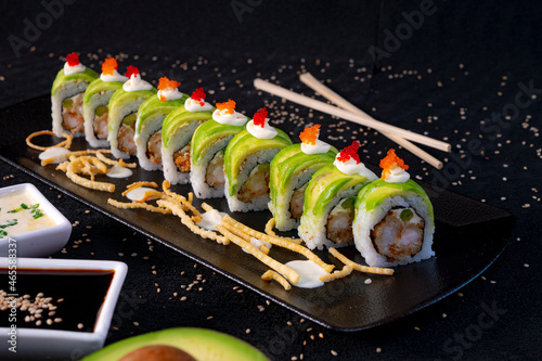 Rollos de sushi en mesa photo