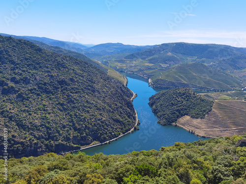 Montanha e rio Douro com linha de trem e céu azul photo