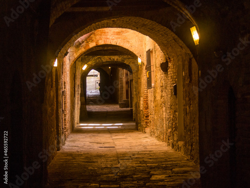 Italia,Toscana, Siena, il paese di Colle val d'Elsa. Via delle Volte.