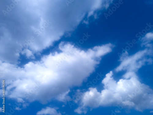 Cielo azul, con nubes blancas © luisa