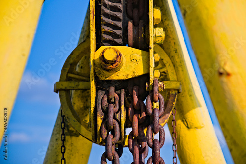 Stary zabytkowy i zardzewiały mechanizm na tamie . Łańcuchy , tryby ( zębatki ) , wielokrążek . Old antique and rusty mechanism on the dam. Chains, gears (sprockets), pulley. 