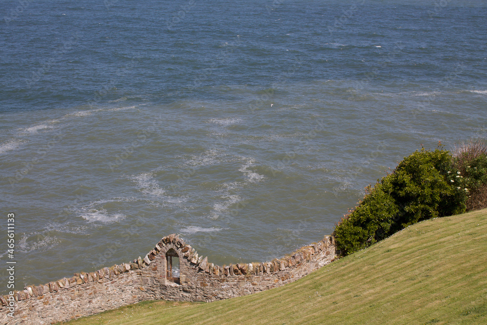 Obraz premium Seaside ruins in Howth, Ireland