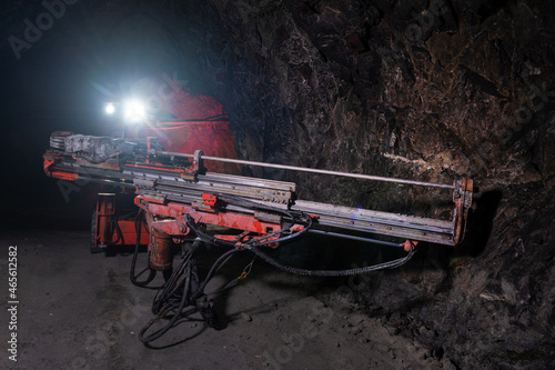 Canvas-taulu underground mining driller rock tunnel gold geology
