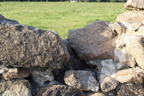 Mauer aus Natursteinen mit Wiesenausblick