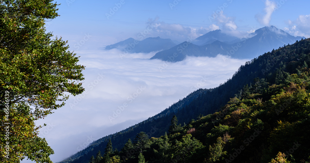 Berge im Chiemgau in der Sonne mit Nebel im Tal