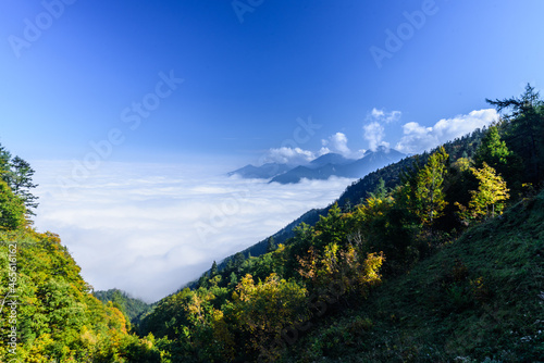 Berge im Chiemgau in der Sonne mit Nebel im Tal