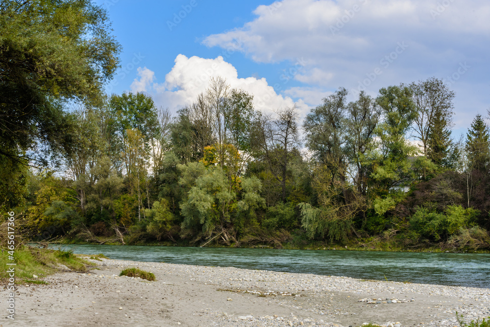 Flußufer mit Weiden vor Wolken und Himmel Flußufer mit Weiden vor Wolken und Himmel