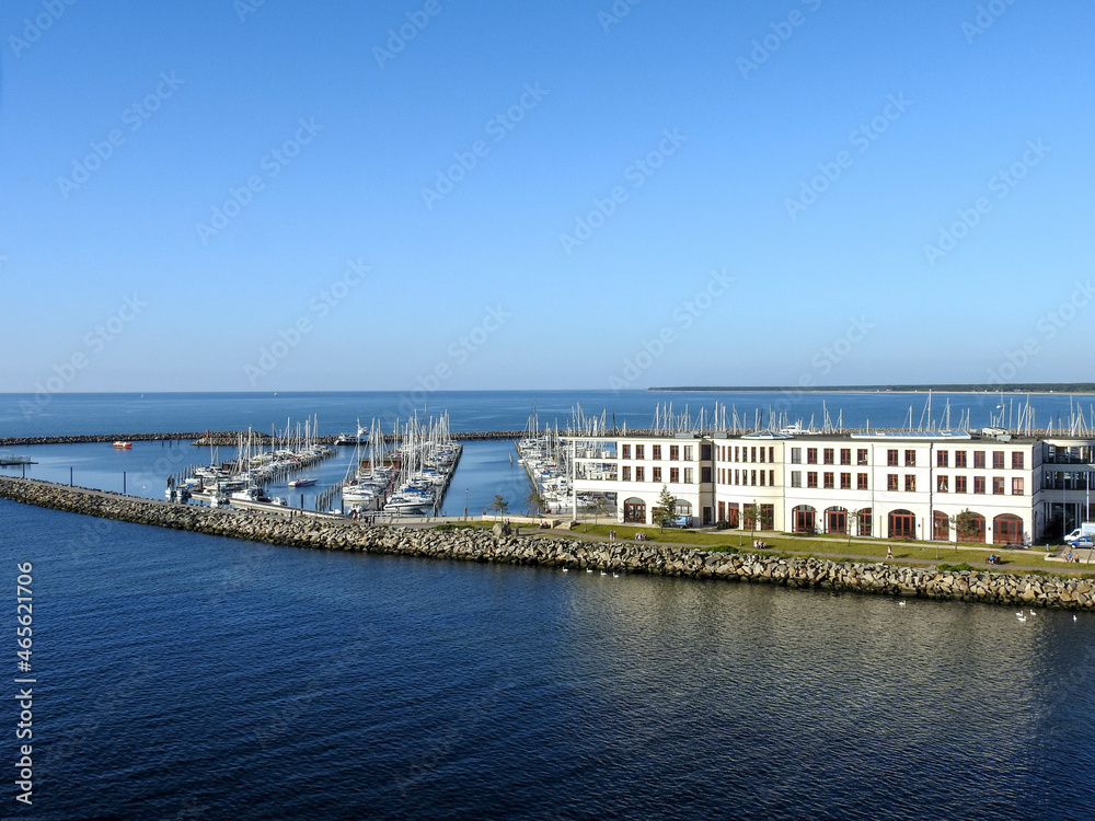 Blick auf den Yachthafen Hohe Düne am Kreuzfahrthafen Warnemünde Rostock