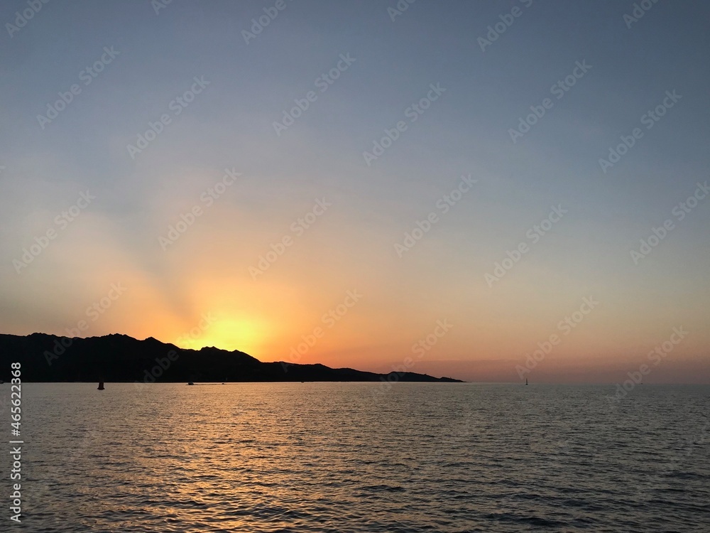 coucher de soleil sur île