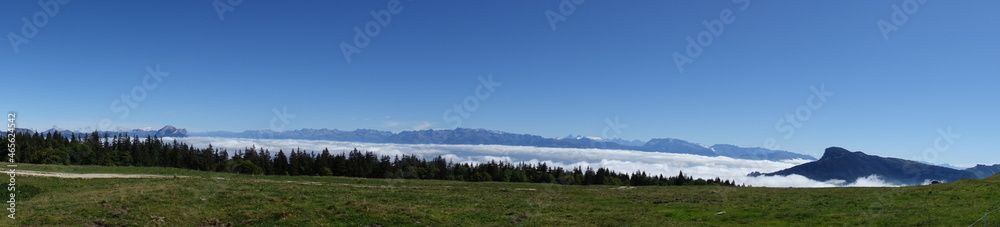 Vue sur le Mont-Blanc depuis le plateau de la Molière dans le Vercors Vue sur le Mont-Blanc depuis le plateau de la Molière dans le Vercors