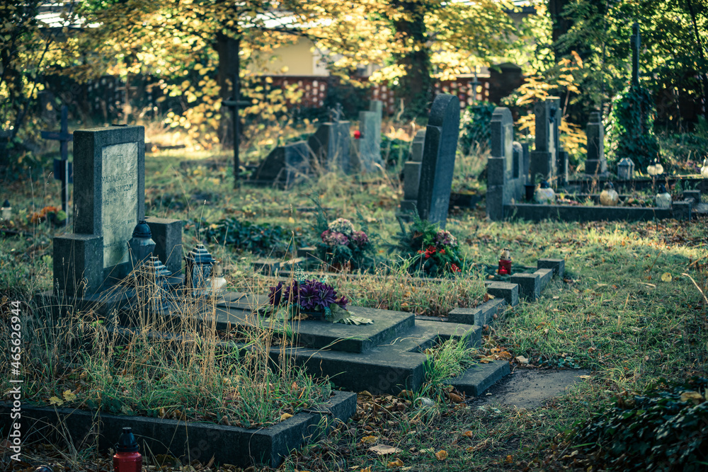 stary cmentarz jesienią w Polsce - obrazy, fototapety, plakaty 