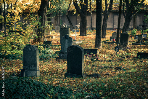 stary cmentarz jesienią w Polsce