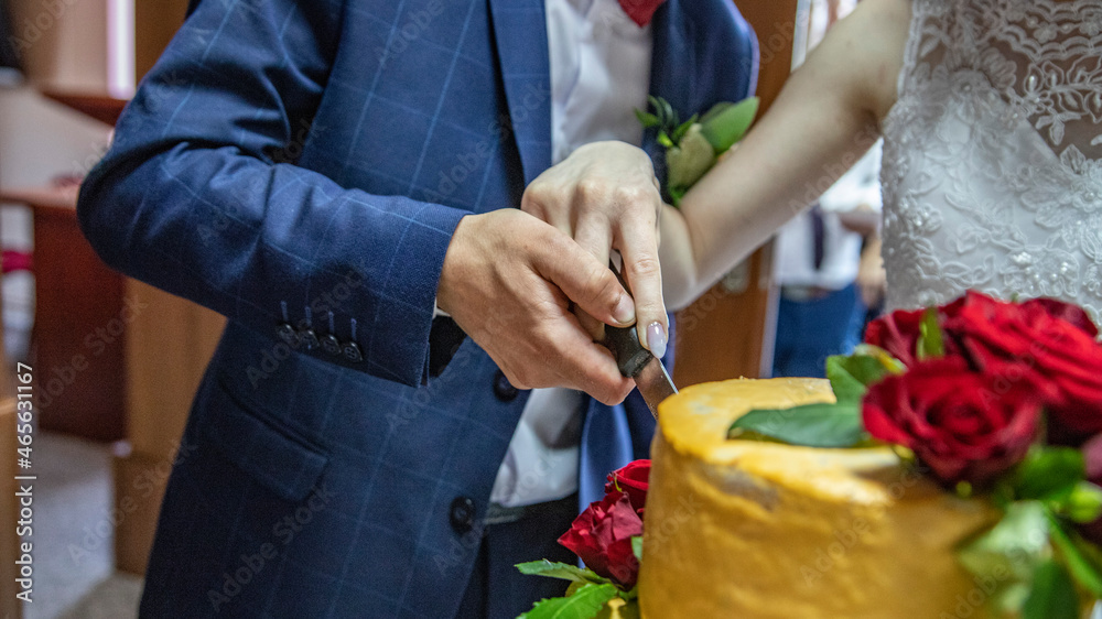 piękny kolorowy tort ślub wesele para młoda - obrazy, fototapety, plakaty 