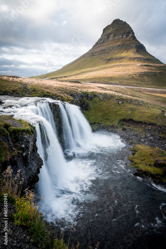 Island Wasserfall mit Bergen Snaefellsnes 