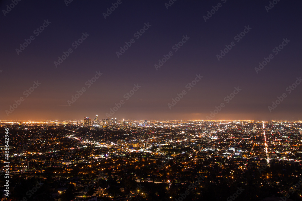 Downtown Los Angeles Skyline mit Hochhäusern bei Nacht