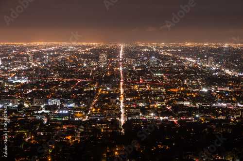 Downtown Los Angeles Skyline mit Hochh  usern bei Nacht
