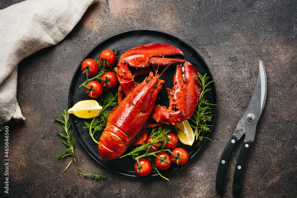Φωτογραφία Delicious freshly cooked lobsters on black plate