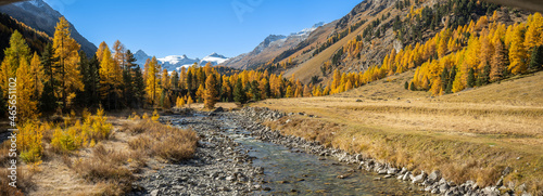 Roseg Tal im Engadin, Schweiz, im Herbst photo