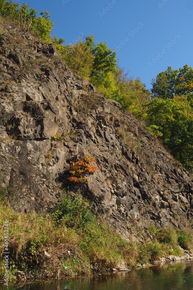 Strome skały nad rzeką jesienią - obrazy, fototapety, plakaty 