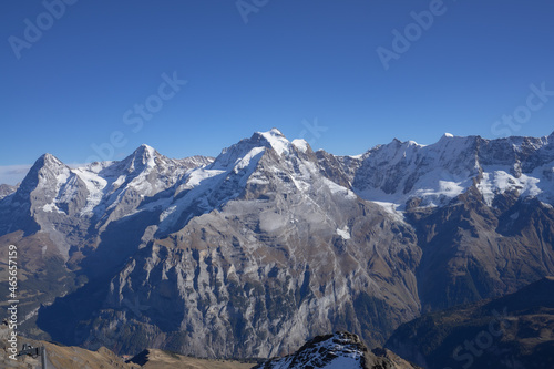 Jungfrauregion, Schidhorn, its diversity makes the region unique. Lauterbrunnen is just as charming in summer as it is in winter. Hiking fans can enjoy the panorama on 300 kilometers amazing way