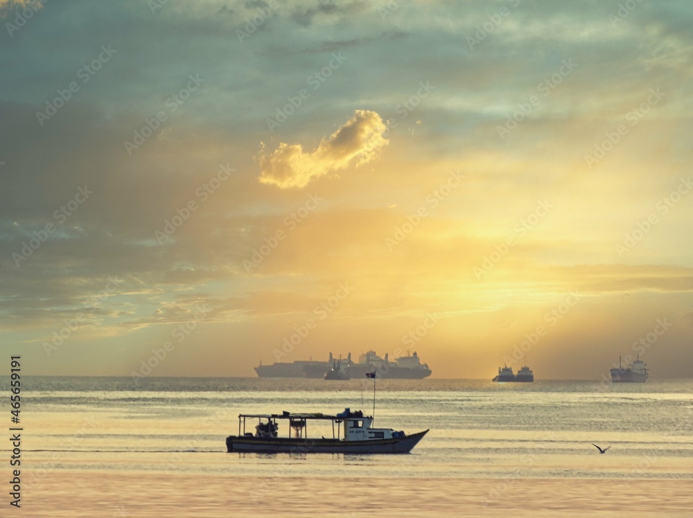 Naklejka premium Atardecer en la ciudad de Panamá con barcos que cruzan el Canal de Panamá 