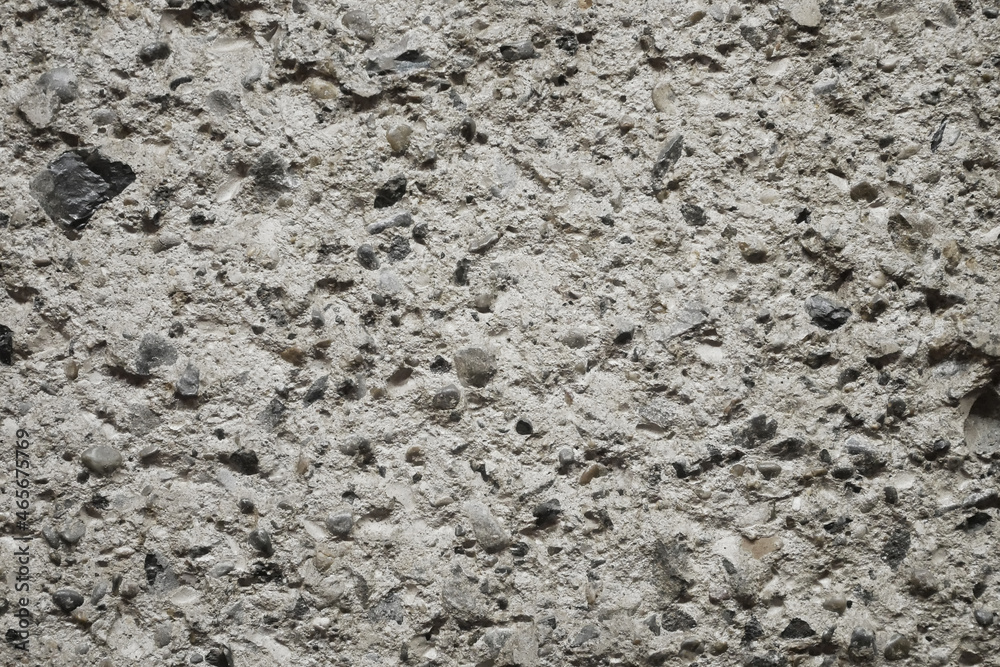 石の混じった雰囲気のある凸凹の壁