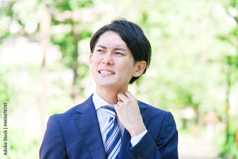 ビジネスマン　屋外　真夏日