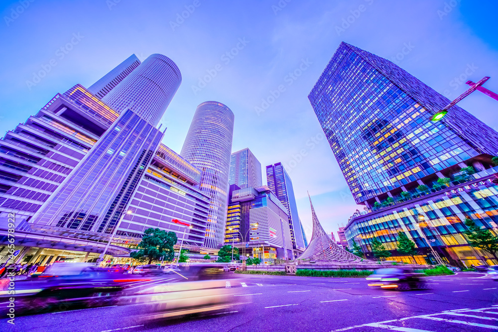 Obraz premium トワイライトの名古屋駅 都市風景