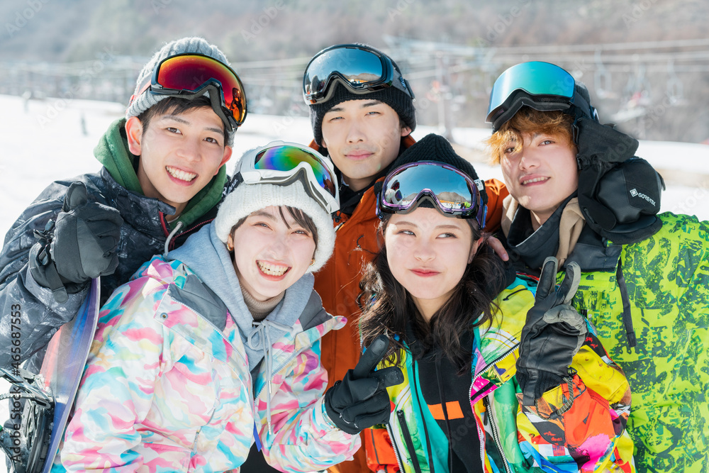 スキー場で遊ぶ大学生達 スキー場で遊ぶ大学生達