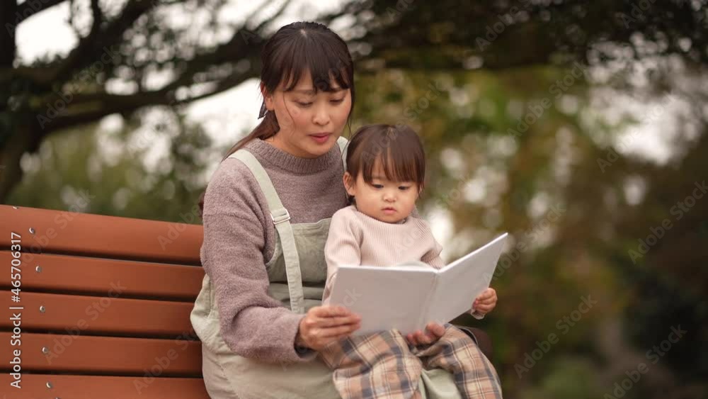絵本を読む親子 絵本を読む親子