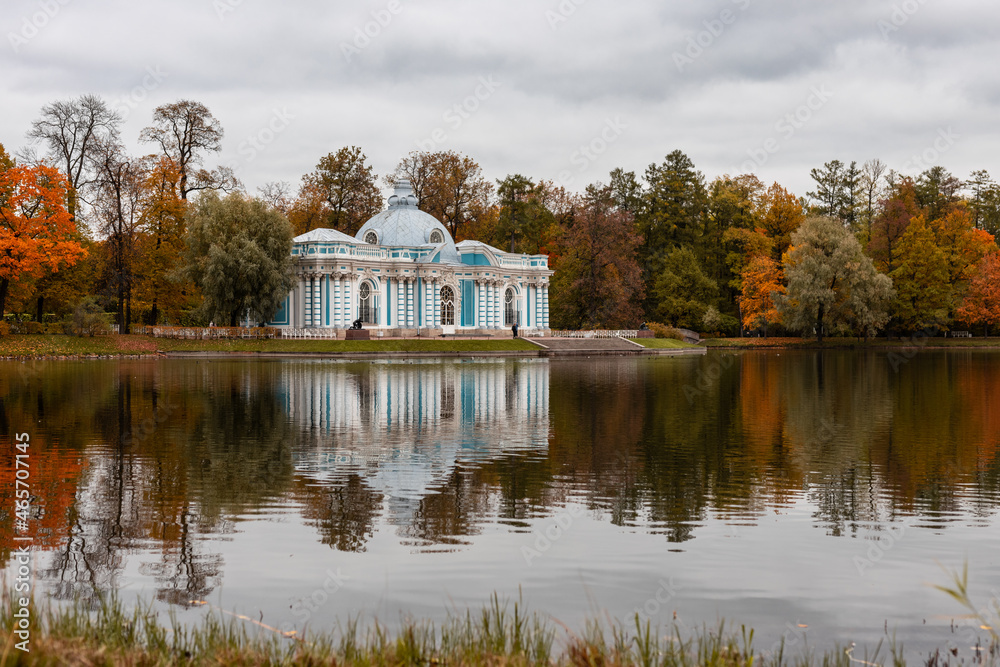 Fototapeta premium View of Russian park in the autumn evening