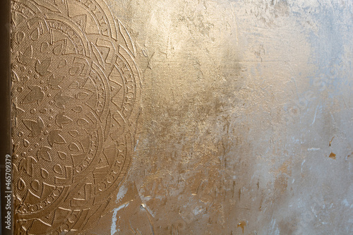 Ornament in Gold, Hintergrund