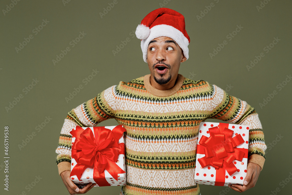 sweater red Christmas hat hold 