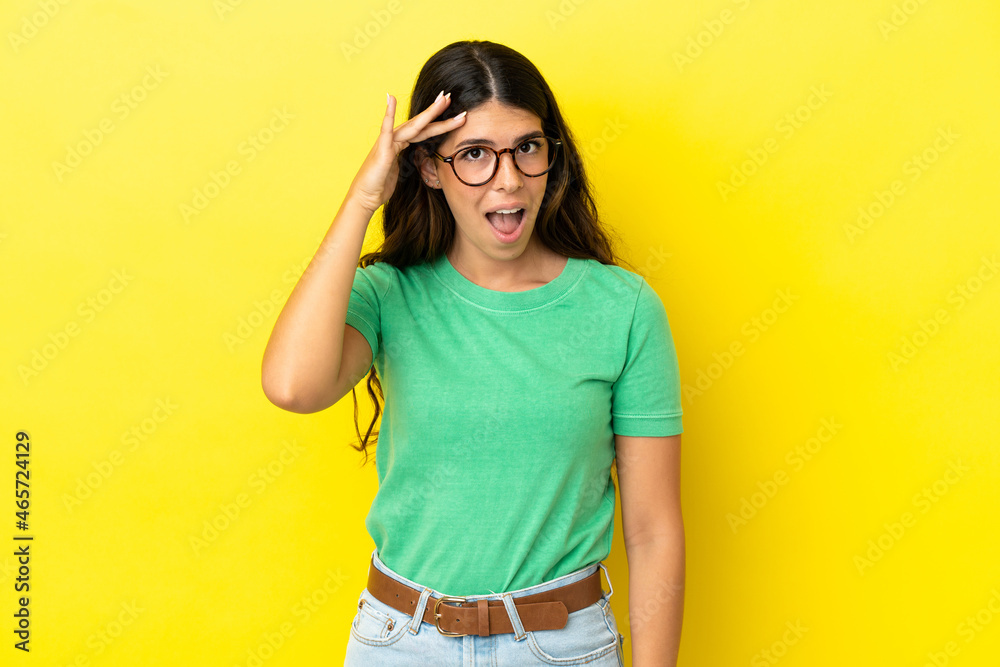 Fototapeta premium Young caucasian woman isolated on yellow background has realized something and intending the solution
