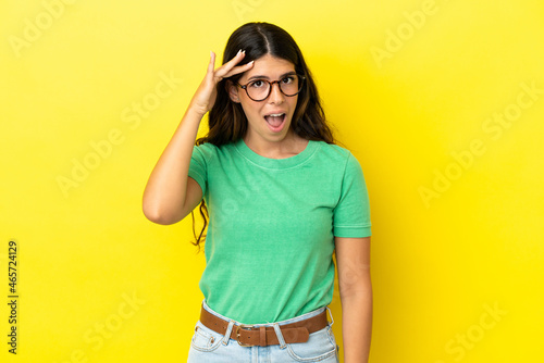 Young caucasian woman isolated on yellow background has realized something and intending the solution