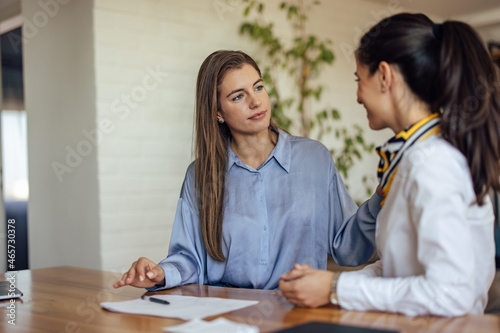 Foto Adult woman, listening closely to her senior