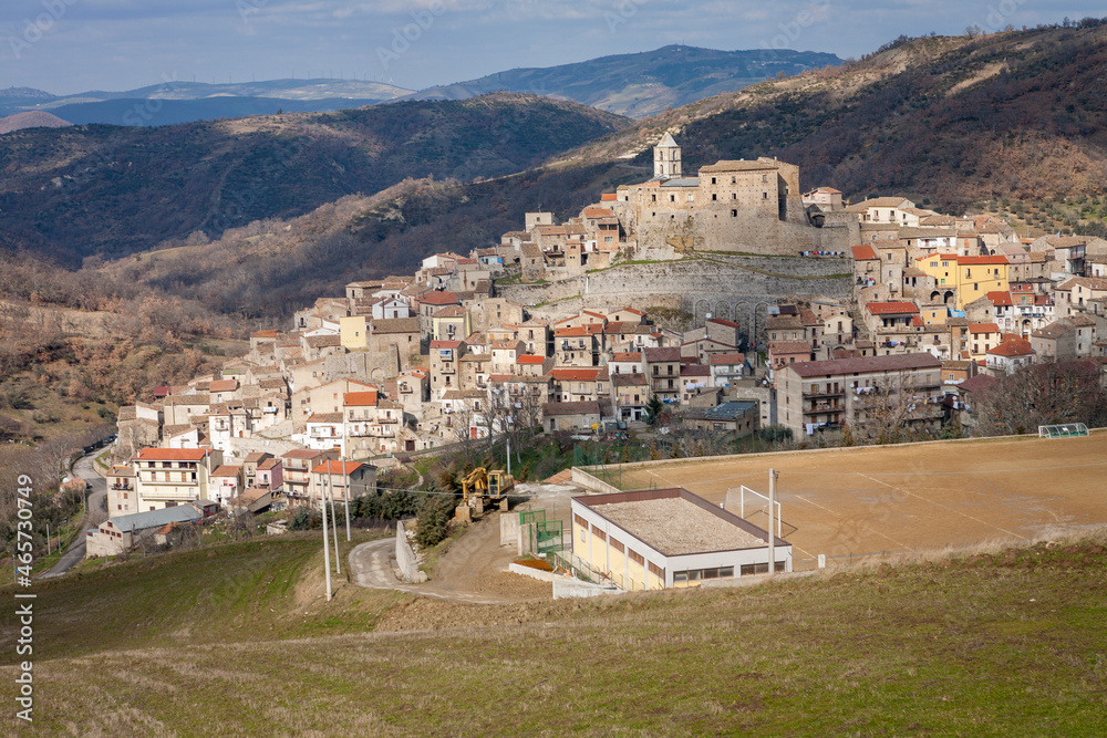 Cancellara, Potenza. Panorama con il campo sportivo sullo sfondo del borgo