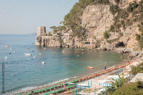 Positano, Salerno. Panorama con scosta e piaggia verso Torre Fornillo