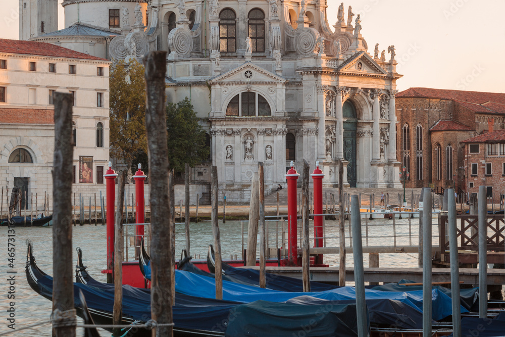 Venezia. Canal Grande con la facciata della Salute al tramonto.