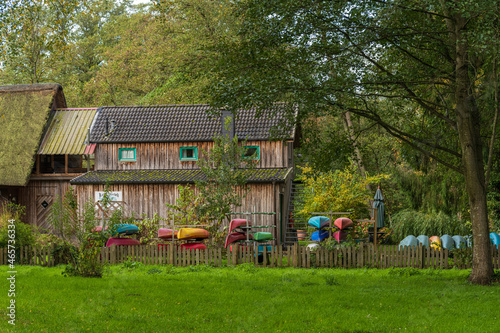 Hölzernes Wohnhaus mit Kanuverleih an der Eider in Schleswig-Holstein © penofoto.de