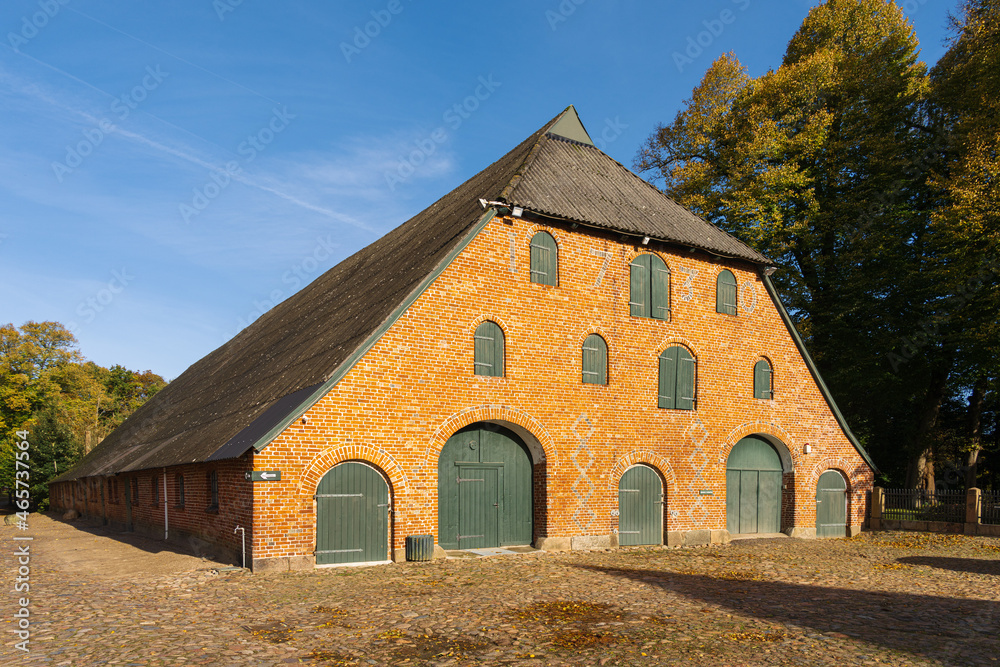 Obraz premium Wirtschaftsgebäude und Herrenhaus eines Gutshofes in Schleswig-Holstein
