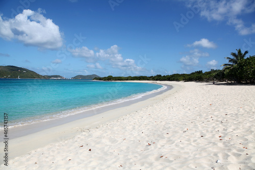 Fototapeta Naklejka Na Ścianę i Meble -  White sand tropical beach in Totrola island in the Caribbean sea
