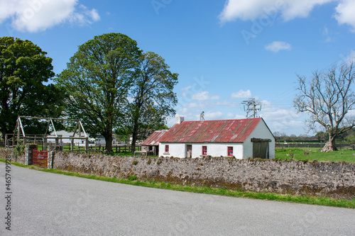 Fototapeta Naklejka Na Ścianę i Meble -  Rural Country Farmhouse in Ireland